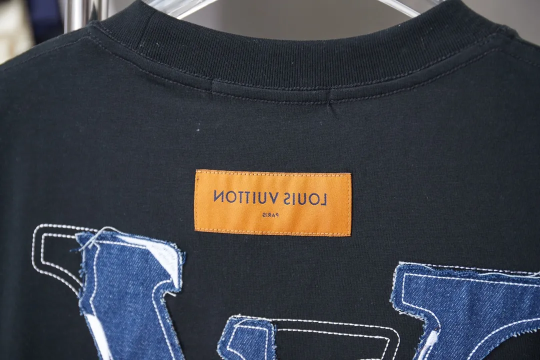 🅿️190 1V 25SS early spring new style denim splicing embroidery LV short sleeves light luxury essential item for daily commuting for men and women correct version welcome to compare detailed features · 320g 100% pure cotton double yarn jersey fabric · Special thickened 32 pieces of double-strand 1X1 thread in the same vat custom dyeing · Denim cutting and splicing ➕Various embroidery craft letters · Double needle stitching across seams · Original main mark, washed tag, brand moisture-proof paper packaging Color: black/white Size: S/M/L/XL